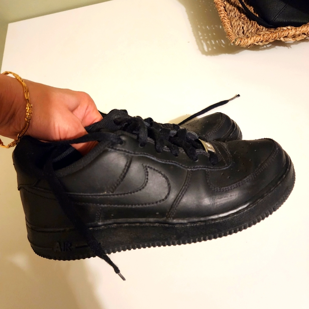 Nike Air, black leather, size 6 Youth